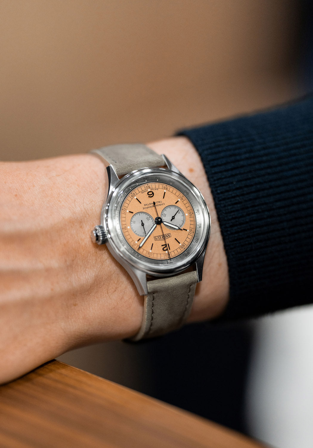 The tectyre of the Angelus Chronographe Tachymètre Steel Pink is highlighted on a man's wrist.