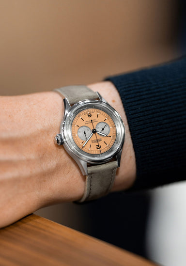 The tectyre of the Angelus Chronographe Tachymètre Steel Pink is highlighted on a man's wrist.