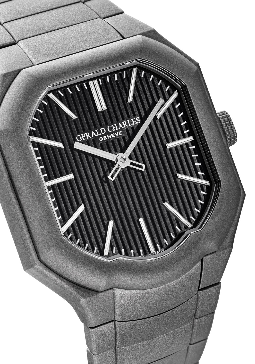 Closeup of the double-layer black dial with sunray finishing of the Masterlink Boutique Edition
