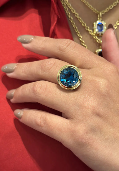 Goshwara Manhattan 18KYG Small Round London Blue Topaz Cocktail Ring | Denver | OsterJewelers.com