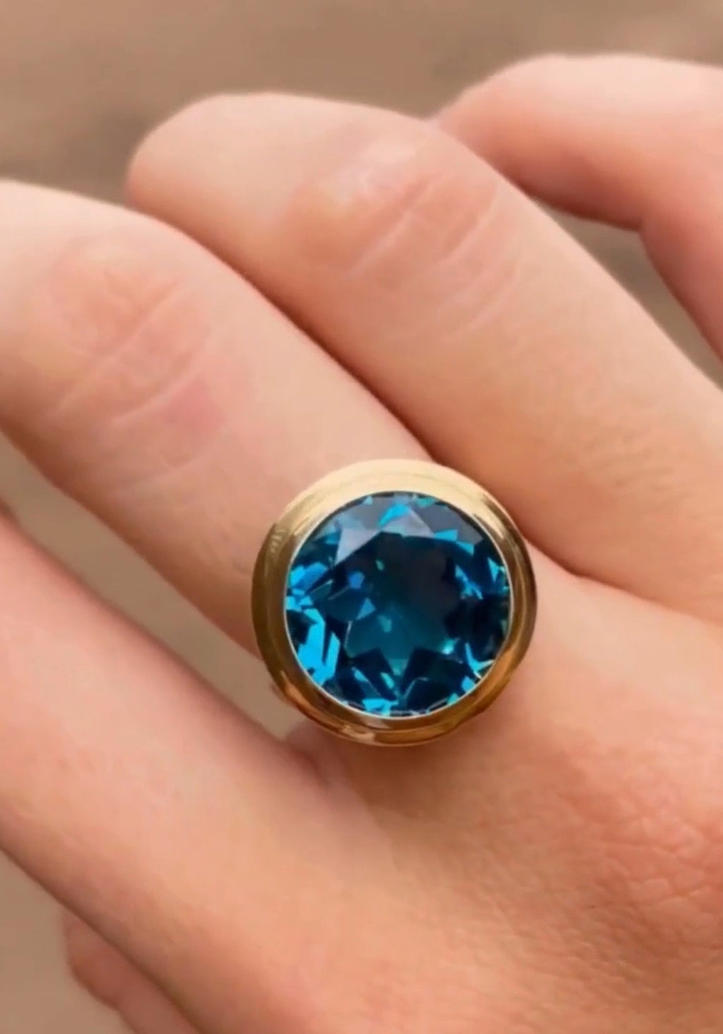 Goshwara Manhattan 18KYG Small Round London Blue Topaz Ring