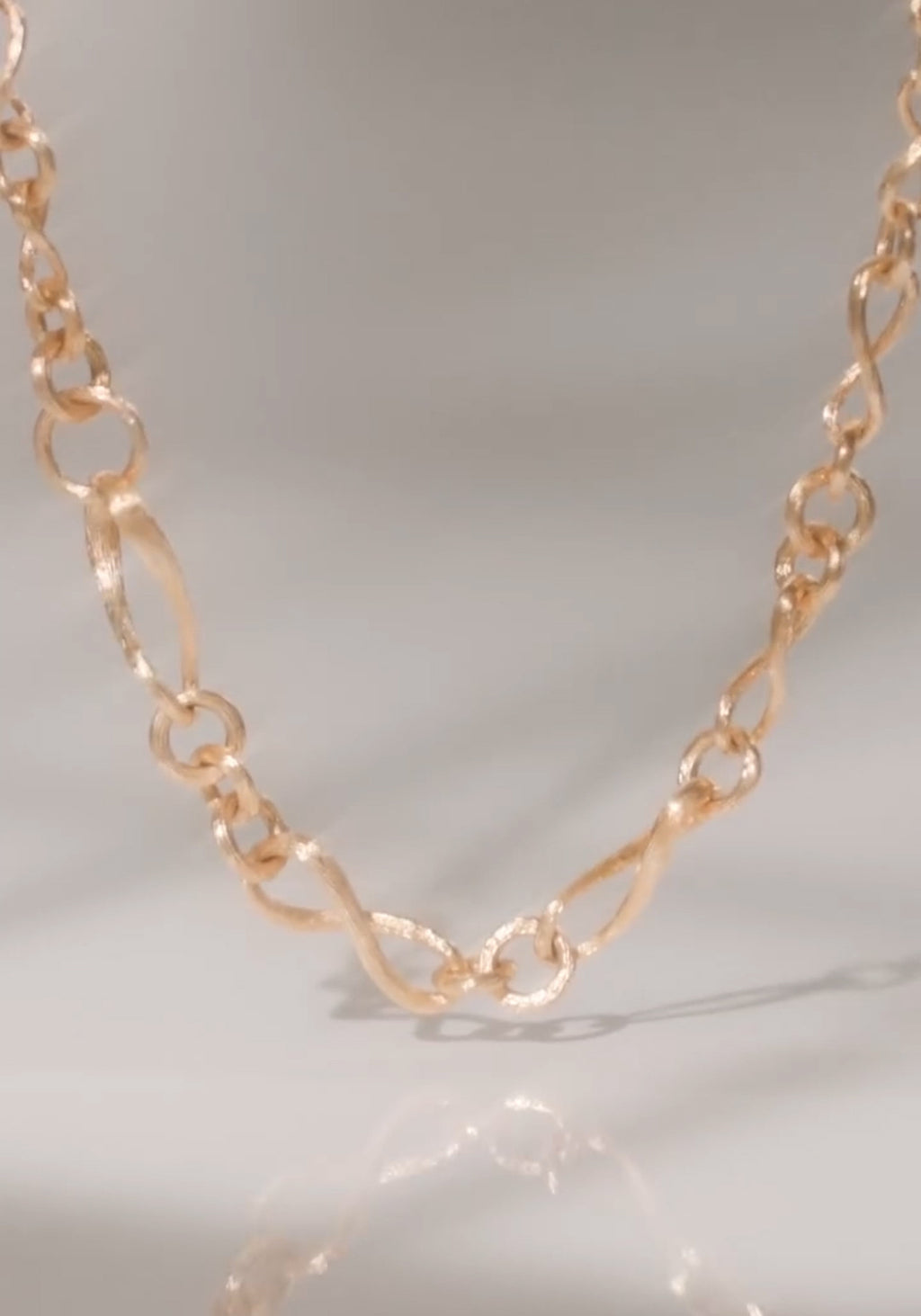 Ole Lynggaard Love 18KYRG Small Twisted Chain Link Collier Necklace gently swaying